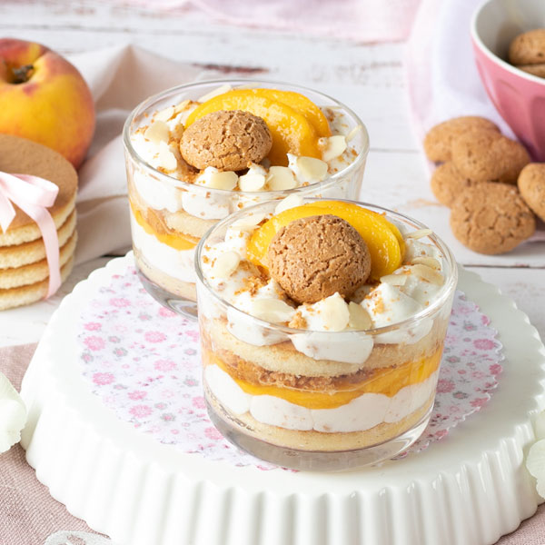 Bicchierini con crema agli amaretti e pesche