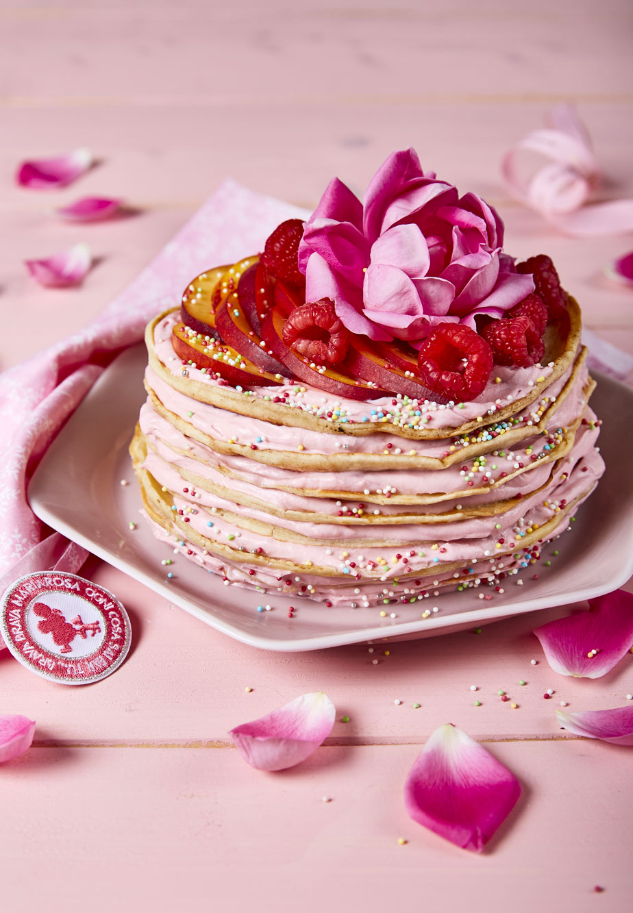 Crepes cake con crema rosa