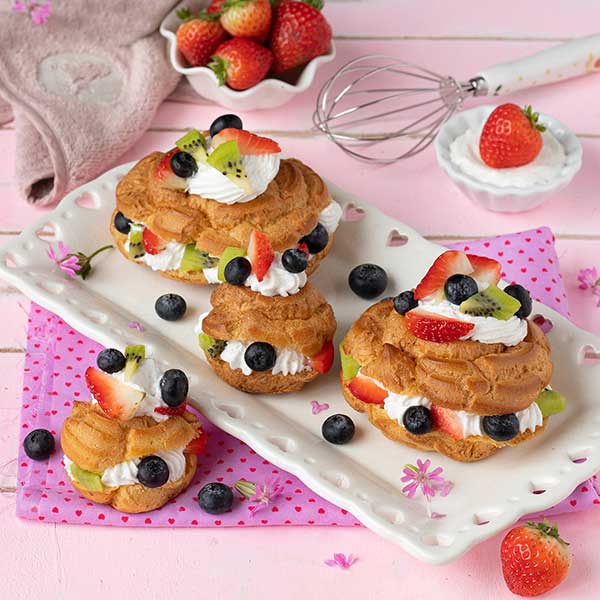 Zeppole con frutta e crema allo yogurt greco
