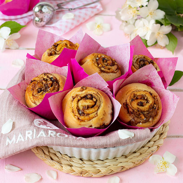Brioches arrotolate con farcitura alle mandorle