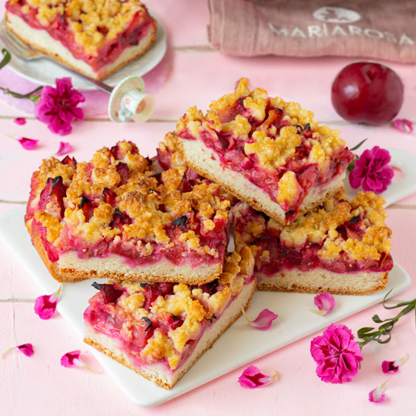Brioche alle prugne con crumble al marzapane 