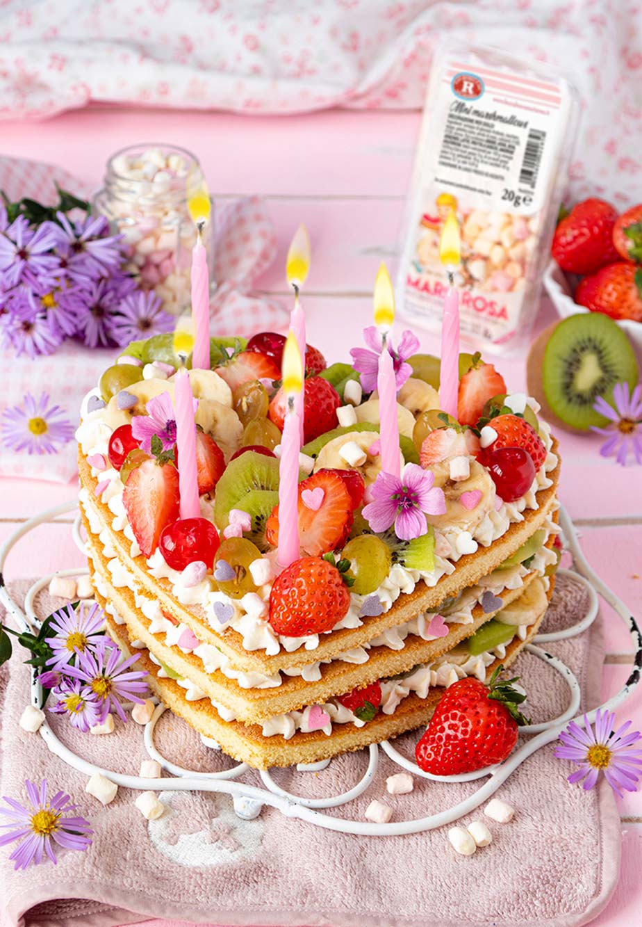Torta  di compleanno  a cuore con frutta fresca di Mariarosa