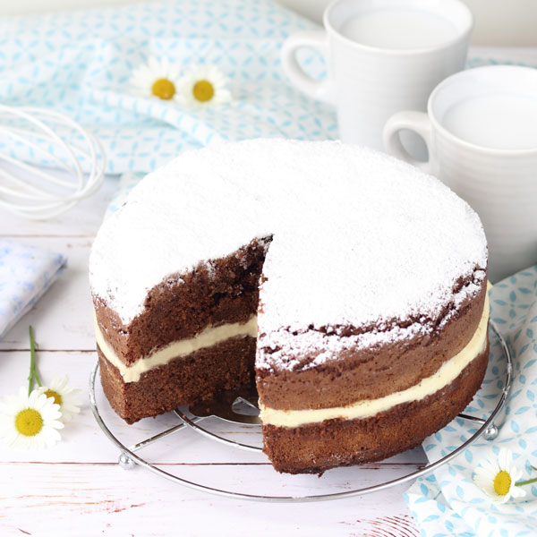 Torta al cioccolato con crema Chantilly